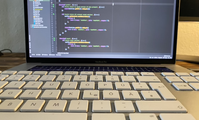 Mit Tastatur, Shortcuts und einer hochqualitativen IDE effizienter an Code und Text arbeiten